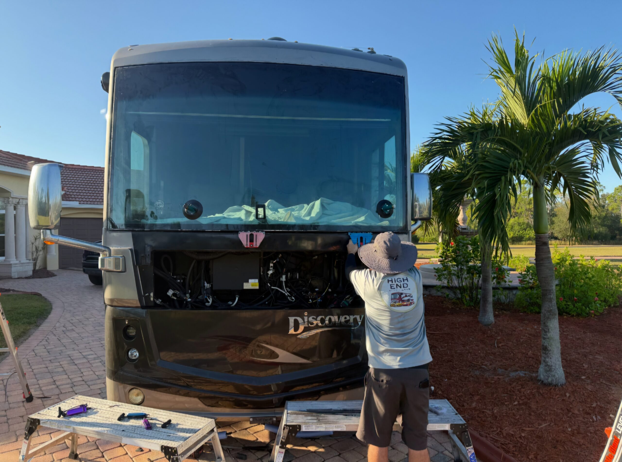 Rolladeck Windshield Setting System Windshield Setting Tool on a Van